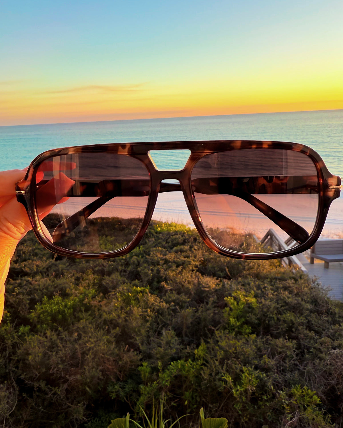 Oversized Tortoise Aviator Sunglasses | Bar T Boutique display picture 3