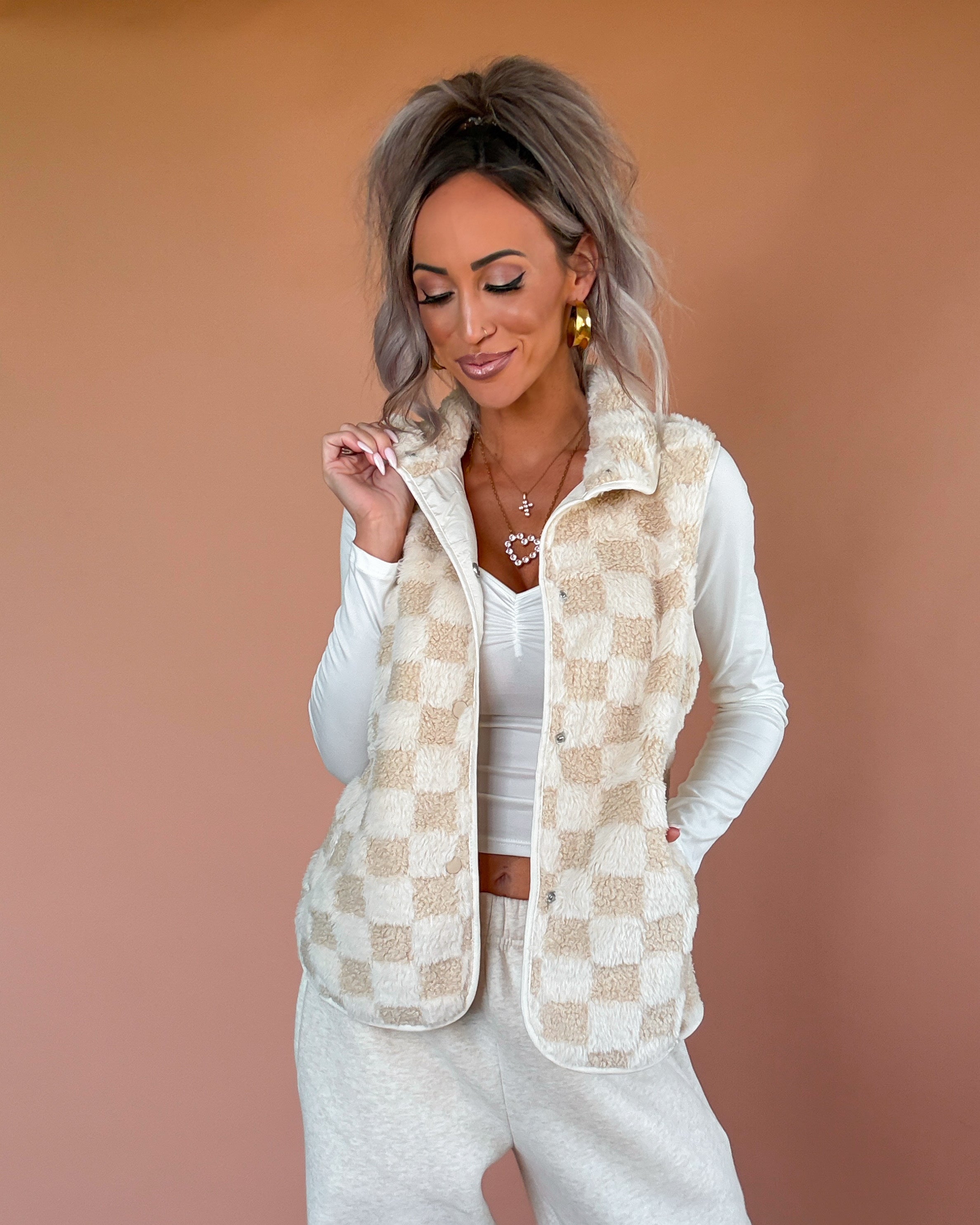 The Timberline Checkered Sherpa Vest - Khaki